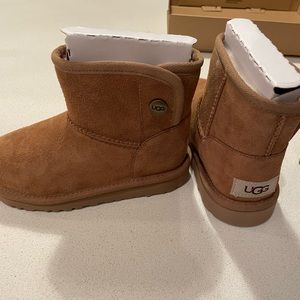 KIDS JONA UGG BOOT SIze 11 Color Chestnut